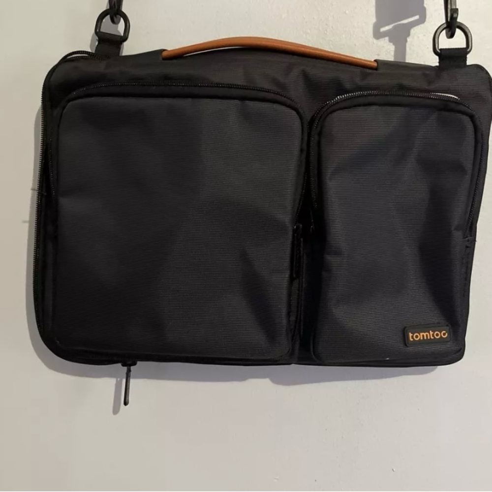 Tomtoc 13 inch laptop bag.
New-without tags, in great condition.
